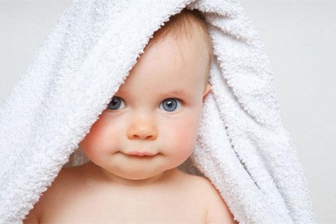 初乳很黄是不是不干净不可以喝？母乳怎么喂养兰州捐卵宝宝？